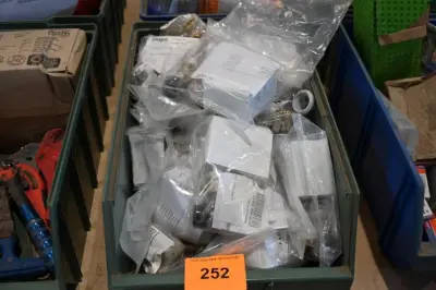 Bak diverse werkmateriaal – kavel bij Openbare Verkopen, Vichte