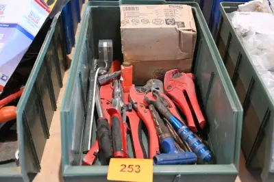 Bak diverse werkmateriaal – kavel bij Openbare Verkopen, Vichte