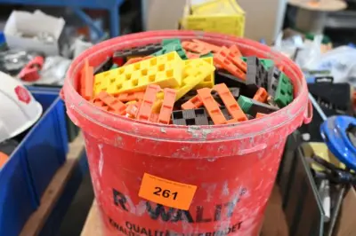 Emmer met diverse plastic wiggen – kavel bij Openbare Verkopen, Vichte