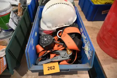 Bak diverse werkmateriaal – kavel bij Openbare Verkopen, Vichte