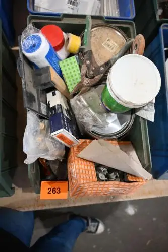 Bak diverse werkmateriaal – kavel bij Openbare Verkopen, Vichte