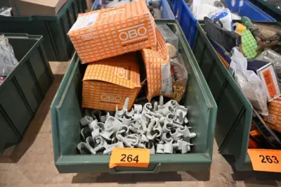 Bak diverse werkmateriaal – kavel bij Openbare Verkopen, Vichte
