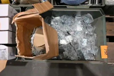Bak bevestigingsmateriaal – kavel bij Openbare Verkopen, Vichte