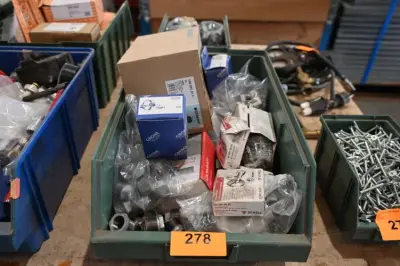 Bak diverse bevestigingsmateriaal – kavel bij Openbare Verkopen, Vichte