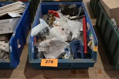 Bak diverse sanitair materiaal – kavel bij Openbare Verkopen, Vichte