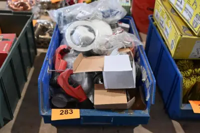 Bak diverse werkmateriaal – kavel bij Openbare Verkopen, Vichte