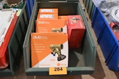 Bak diverse werkmateriaal – kavel bij Openbare Verkopen, Vichte