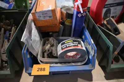 Bak diverse werkmateriaal – kavel bij Openbare Verkopen, Vichte