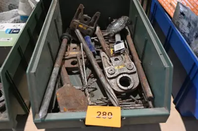 Bak diverse werkmateriaal – kavel bij Openbare Verkopen, Vichte
