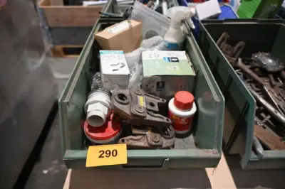 Bak diverse werkmateriaal – kavel bij Openbare Verkopen, Vichte