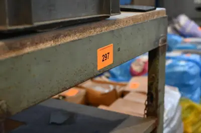 Transportkar met houten blad – kavel bij Openbare Verkopen, Vichte
