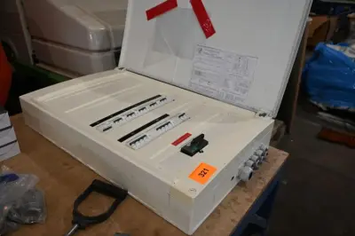 Elektriciteitskast Schneider – kavel bij Openbare Verkopen, Vichte