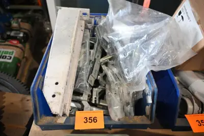 Bak diverse bevestigingsmateriaal – kavel bij Openbare Verkopen, Vichte