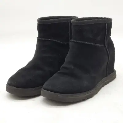 Paar schoenen, UGG – kavel bij Domeinen Roerende Zaken, Groningen