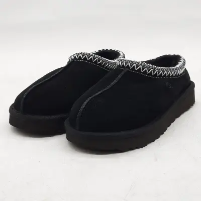 Paar schoenen, maat 37, UGG, 5955 – kavel bij Domeinen Roerende Zaken, Groningen