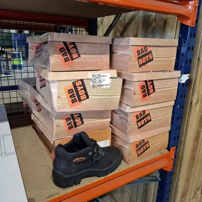 Ca. 13x Paar schoenen, Badboys, Lage zwarte en hoge bruine, Zwart – kavel bij Onlineveilingmeester, Heerenveen