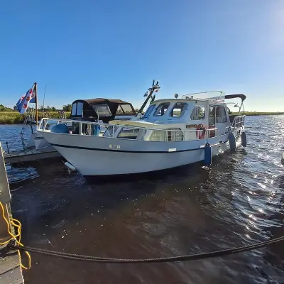 (Locatie Sint Nicolaasga) Klassieke stalen motorkruiser, "Blauwe Reiger", incl. boottrailer – kavel bij Onlineveilingmeester, Heerenveen