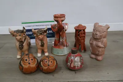 Set decoratieve aardewerken beeldjes – kavel bij GSD Auctions, Zoeterwoude