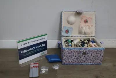 Vintage naaidoos met garens en accessoires – kavel bij GSD Auctions, Zoeterwoude
