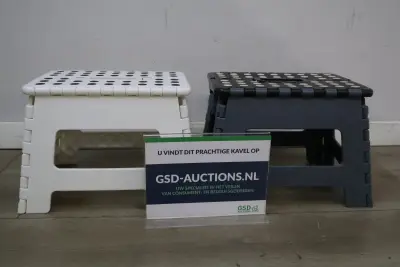 Set van 2 opvouwbare kunststof krukjes – kavel bij GSD Auctions, Zoeterwoude