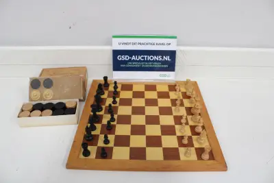 Schaakbord met schaakstukken en damstenen – kavel bij GSD Auctions, Zoeterwoude
