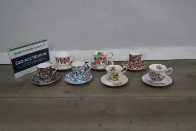 Set van 7 porseleinen kop en schotels met bloemmotieven – kavel bij GSD Auctions, Zoeterwoude
