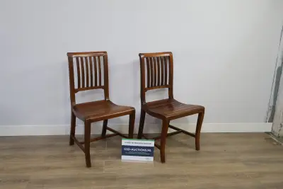 Set van 2 houten stoelen met spijlenrug – kavel bij GSD Auctions, Zoeterwoude