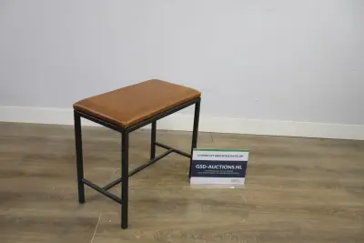 Industriële kruk met bruine zitting, Pianokruk – kavel bij GSD Auctions, Zoeterwoude