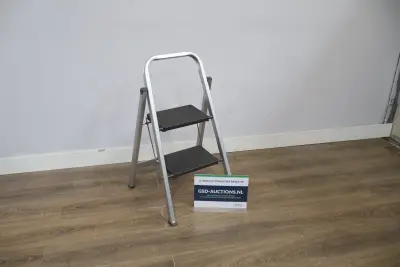 Aluminium trapladder met 2 treden – kavel bij GSD Auctions, Zoeterwoude
