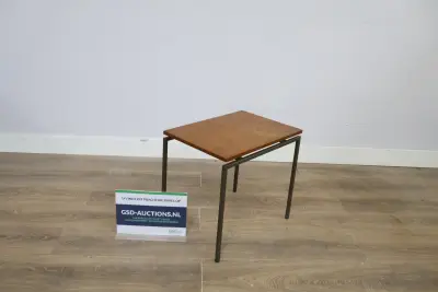Vierkante houten bijzettafel met metalen frame – kavel bij GSD Auctions, Zoeterwoude