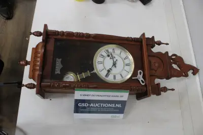 Houten wandklok met Romeinse cijfers en slinger – kavel bij GSD Auctions, Zoeterwoude