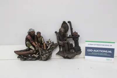 Twee gedetailleerde bronzen beeldjes van vissersscènes – kavel bij GSD Auctions, Zoeterwoude
