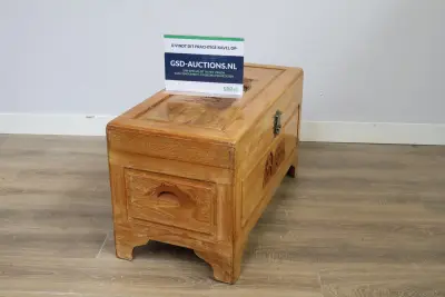 Antieke Oosterse Kist met Houtsnijwerk – kavel bij GSD Auctions, Zoeterwoude