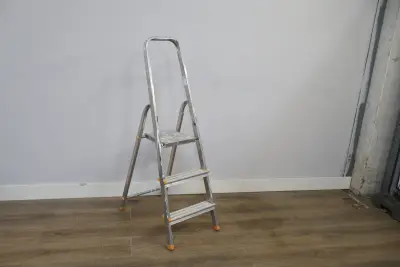 Aluminium vouwladder met drie treden – kavel bij GSD Auctions, Zoeterwoude