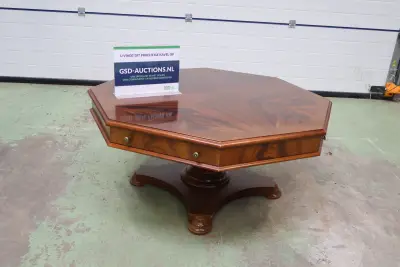 Wortelnotenhouten salontafel met lade – kavel bij GSD Auctions, Zoeterwoude