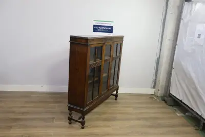 Antieke houten vitrinekast met glasdeuren – kavel bij GSD Auctions, Zoeterwoude