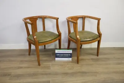 Set van 2 houten kuipstoelen met groene zitting – kavel bij GSD Auctions, Zoeterwoude
