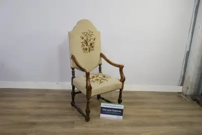 Antieke armstoel met geborduurde bekleding – kavel bij GSD Auctions, Zoeterwoude
