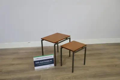 Set van twee houten bijzettafels met metalen frame – kavel bij GSD Auctions, Zoeterwoude
