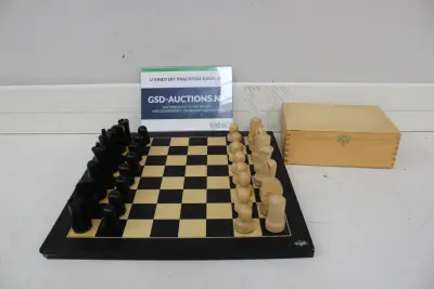 Houten schaakspel met stukken en box – kavel bij GSD Auctions, Zoeterwoude