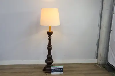 Vintage houten vloerlamp met crèmekleurige kap – kavel bij GSD Auctions, Zoeterwoude