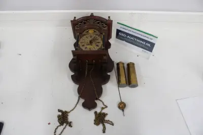 Houten muurklok met gewichten en pendel – kavel bij GSD Auctions, Zoeterwoude