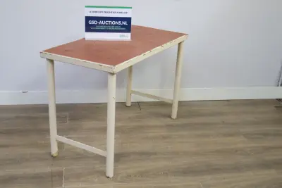 Industriële vierkante tafel met metalen frame en tegelblad – kavel bij GSD Auctions, Zoeterwoude