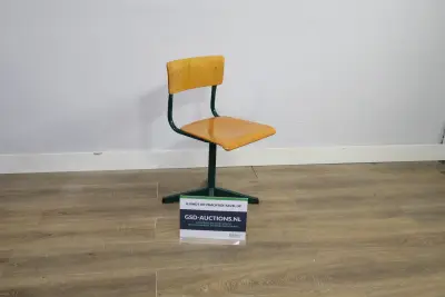 Industriële houten stoel met metalen frame – kavel bij GSD Auctions, Zoeterwoude