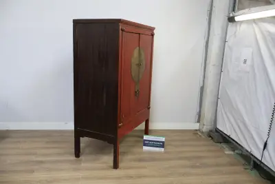 Chinese houten kast met rode deuren en metalen beslag – kavel bij GSD Auctions, Zoeterwoude