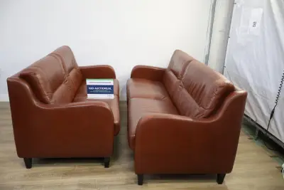 Set van twee bruine leren zitbanken – kavel bij GSD Auctions, Zoeterwoude