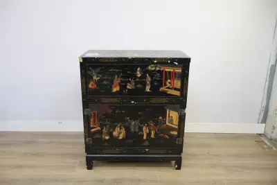 Zwarte Aziatische ladekast met schilderingen – kavel bij GSD Auctions, Zoeterwoude
