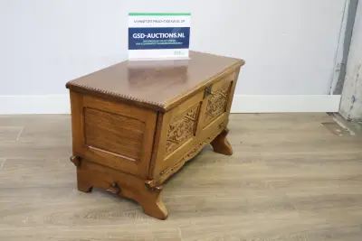 Houten kist met gesneden decoratie en sleutel – kavel bij GSD Auctions, Zoeterwoude