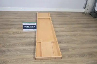 Houten schuine plank met opstaande randen – kavel bij GSD Auctions, Zoeterwoude