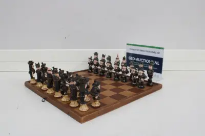 Schaakspel met gedetailleerde figuren op houten bord – kavel bij GSD Auctions, Zoeterwoude